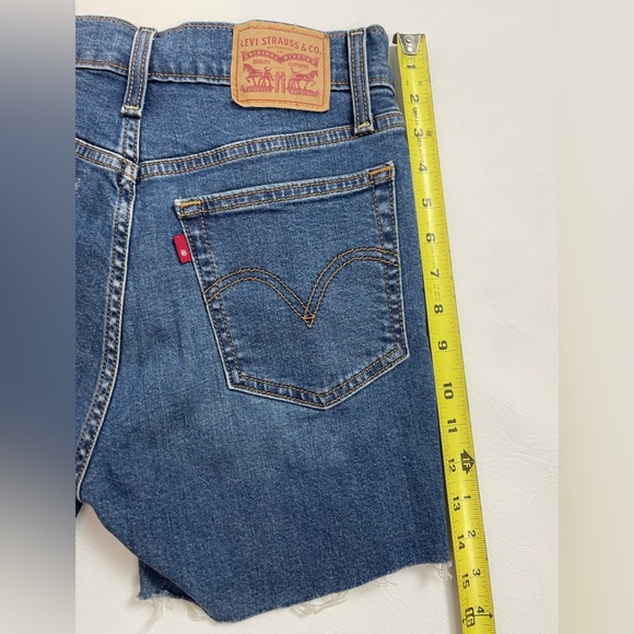 Levi's Wedgie Skinny High-Waisted Raw Hem Denim Shorts Medium Wash Sz 27 - Picture 6 of 8